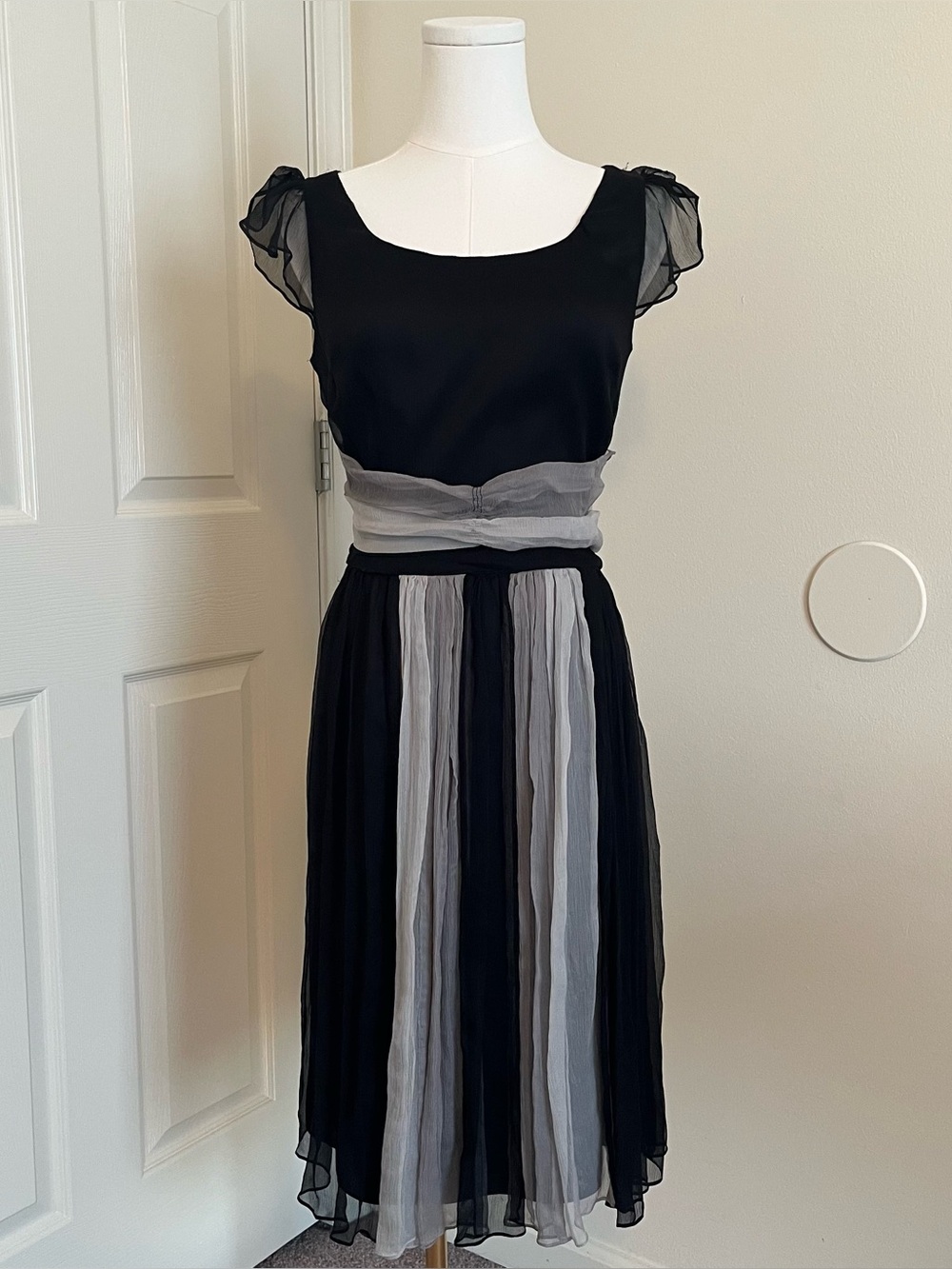 Vintage '90s Betsey Johnson 100% Silk Flutter Sleeve Midi Dress Womens Size 8